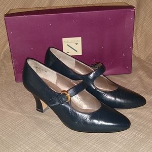 Naturalizer Navy Heels size 5 1/2 M